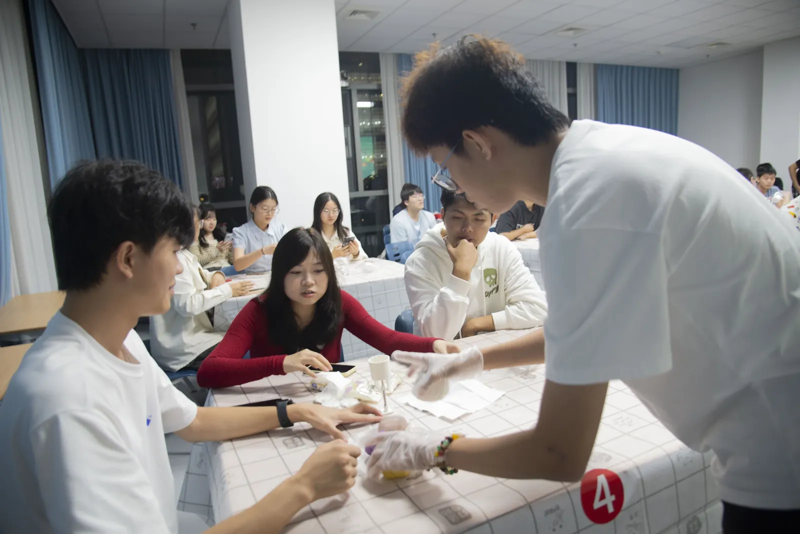 中秋诗会参与者围桌制作手工，现场交流互动